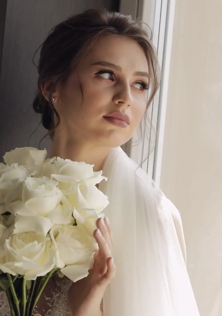 Mireasă cu buchet de trandafiri albi
