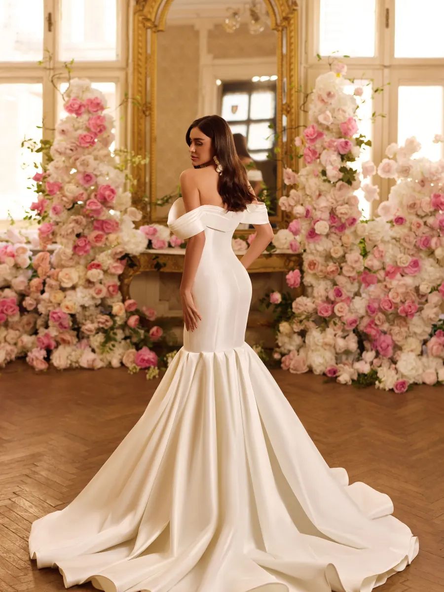 Rochie de mireasă sirenă din satin, cu umerii goi și trenă amplă – Adora Bridal Iași